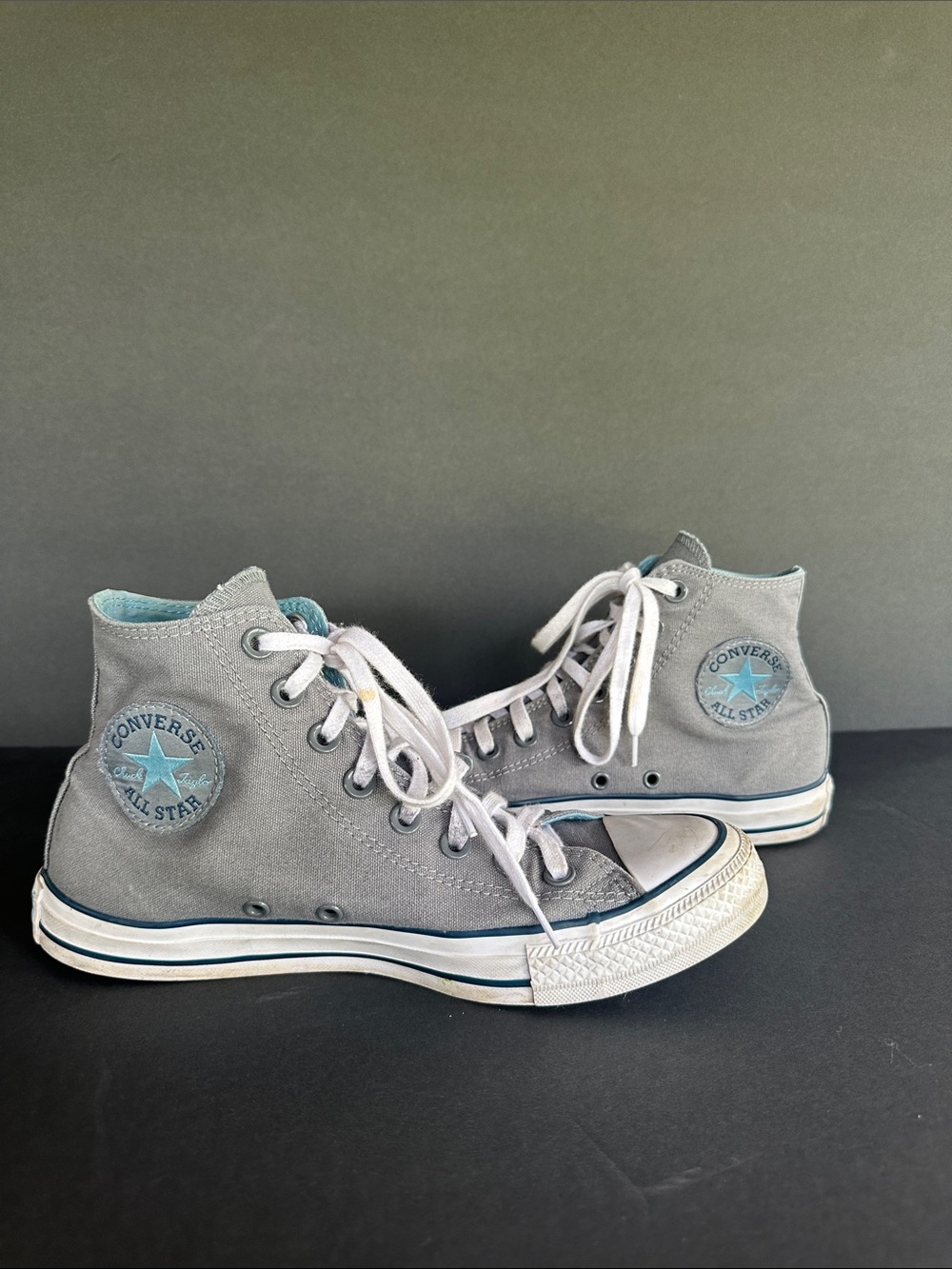 Grey high top converse sneakers men’s size 7/ women’s size 9